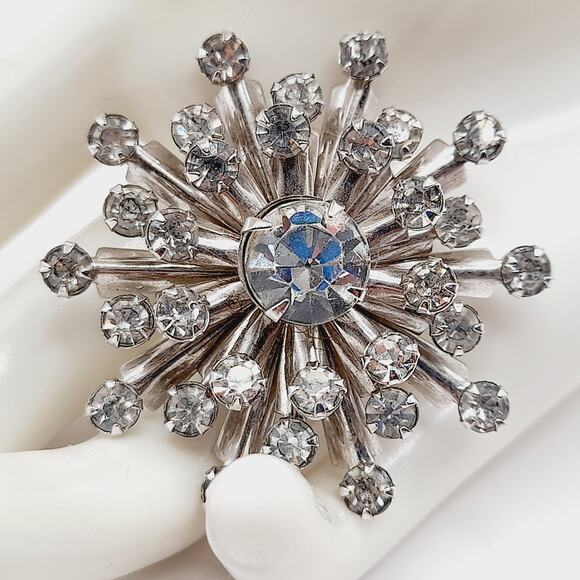Vintage 1950s Snowflake Rhinestone Brooch, Clear Sparkling Stones, Just Under 2” - Picture 3 of 9